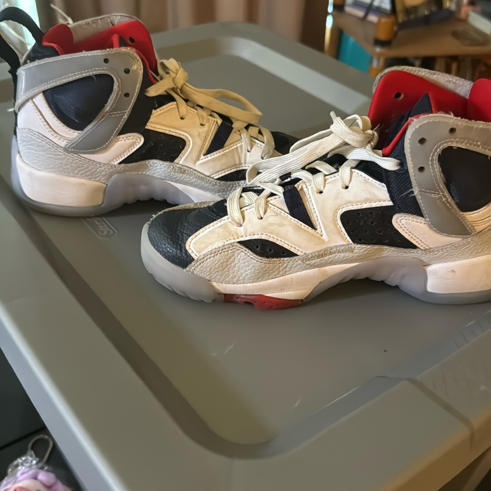 Boys Jordan's size 4
